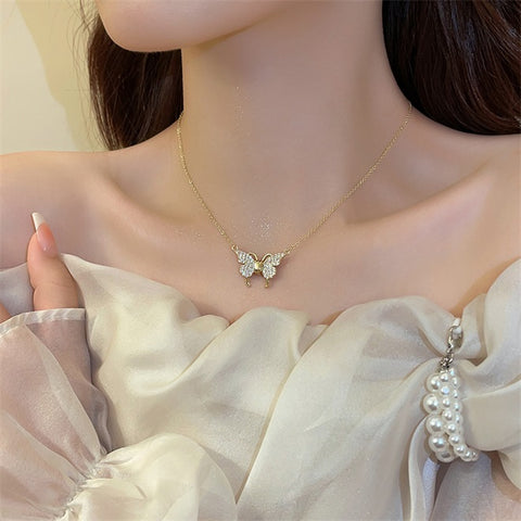 MAGNETIC CLASP BUTTERFLY NECKLACE