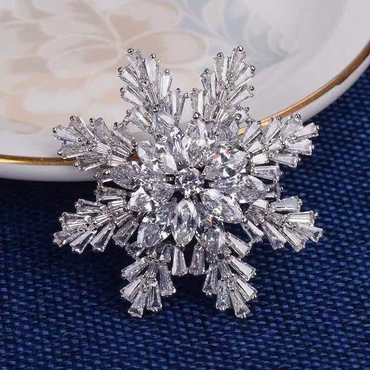 ❄️ Crystal snow flake brooch ✨