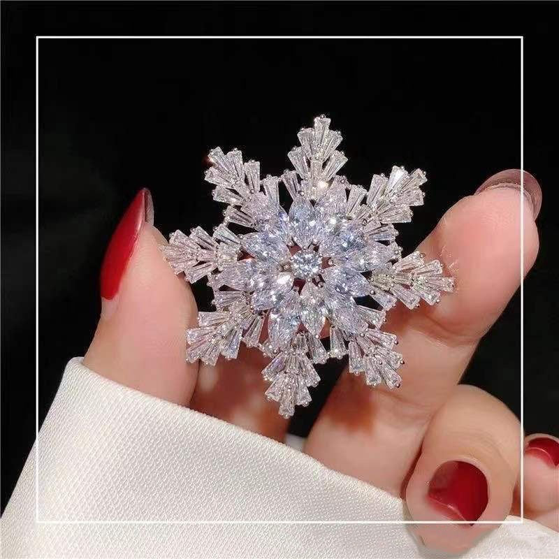 ❄️ Crystal snow flake brooch ✨
